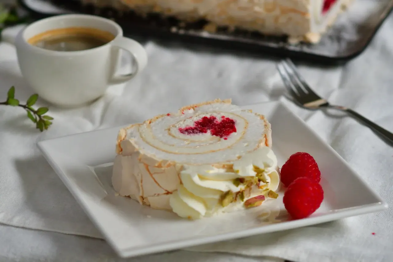 Meringuerol met framboos en slagroom