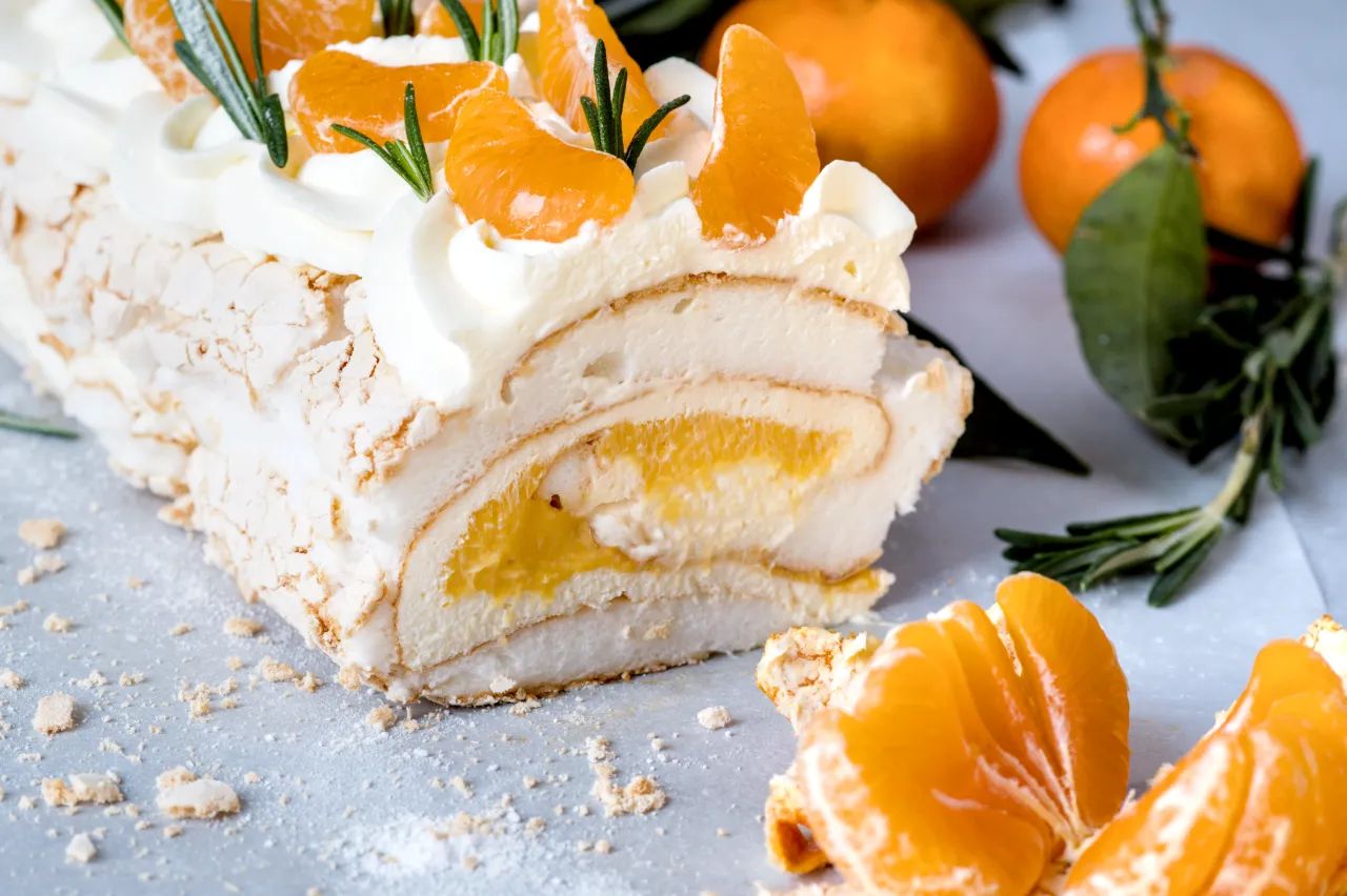 Meringuerol met mandarijn vulling